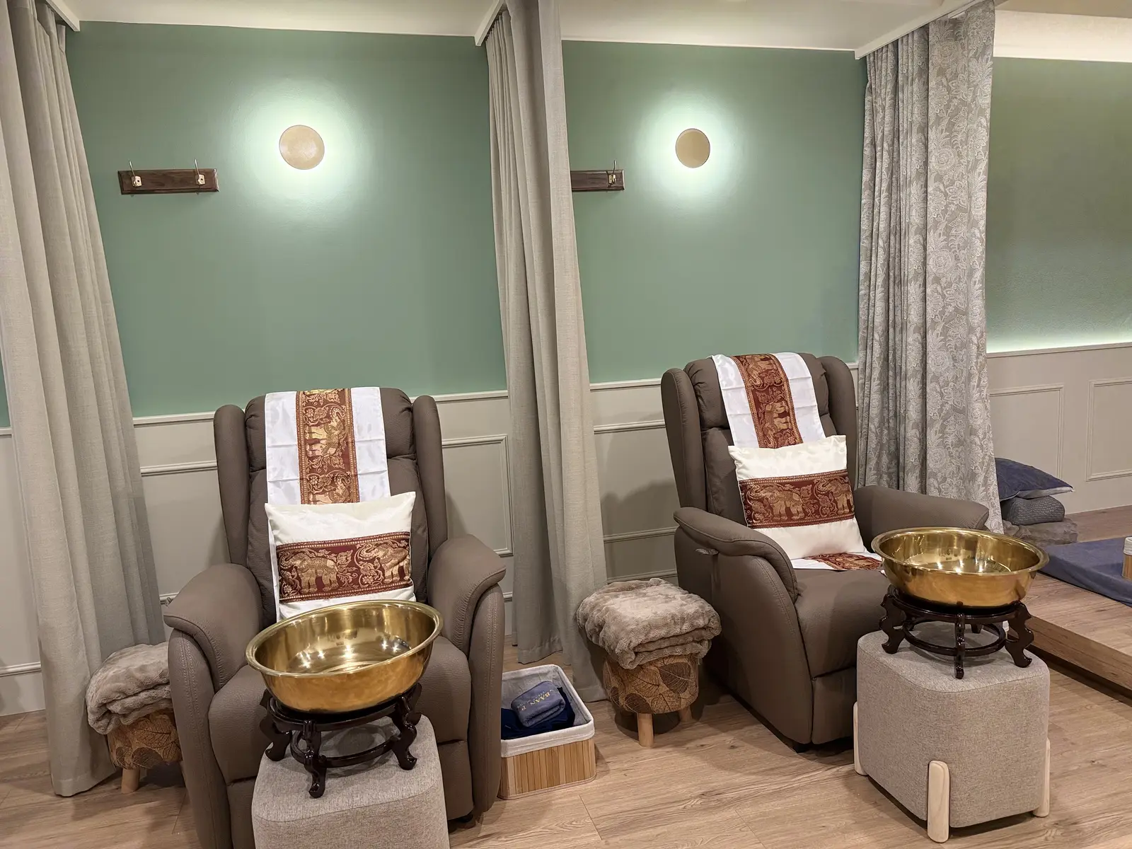 Sala de reflexología en Baan Pho Girona, con dos sillones y cuencos dorados para el baño de pies