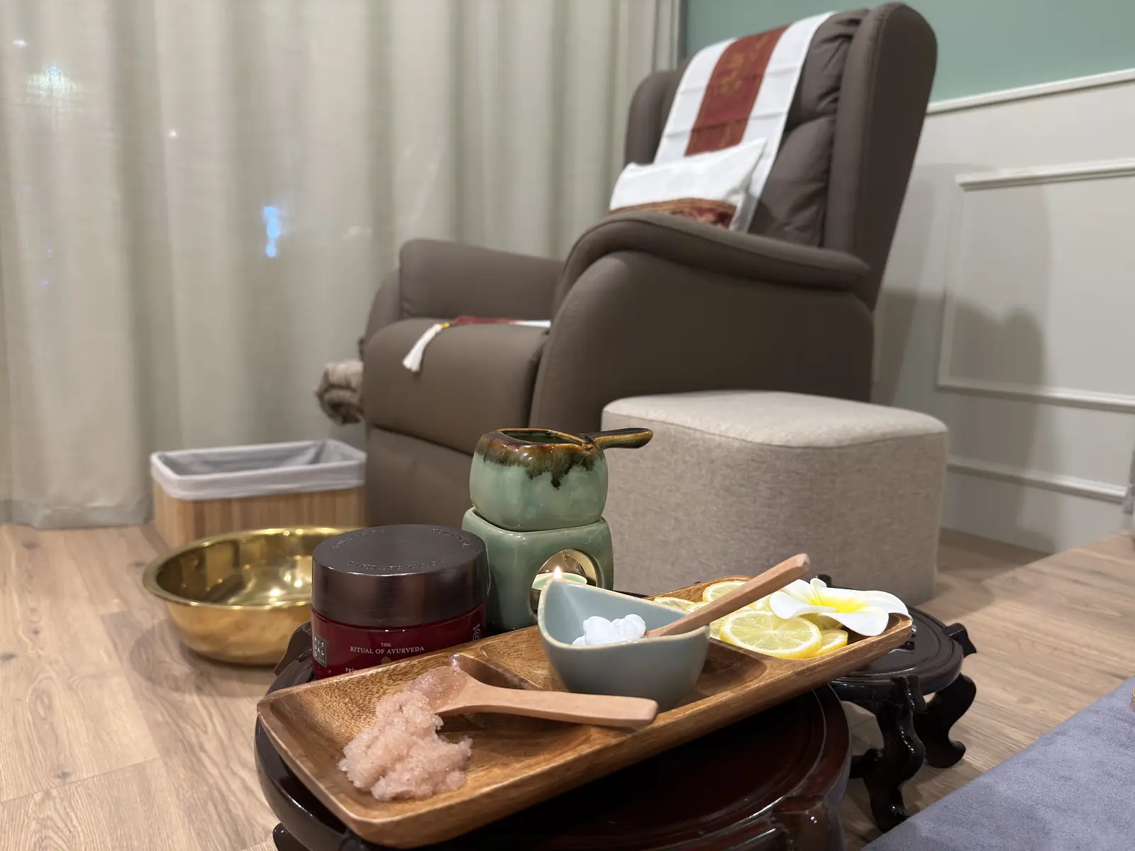 Ritual de scrub en Baan Pho Girona, con sal, limón y productos naturales sobre bandeja de madera