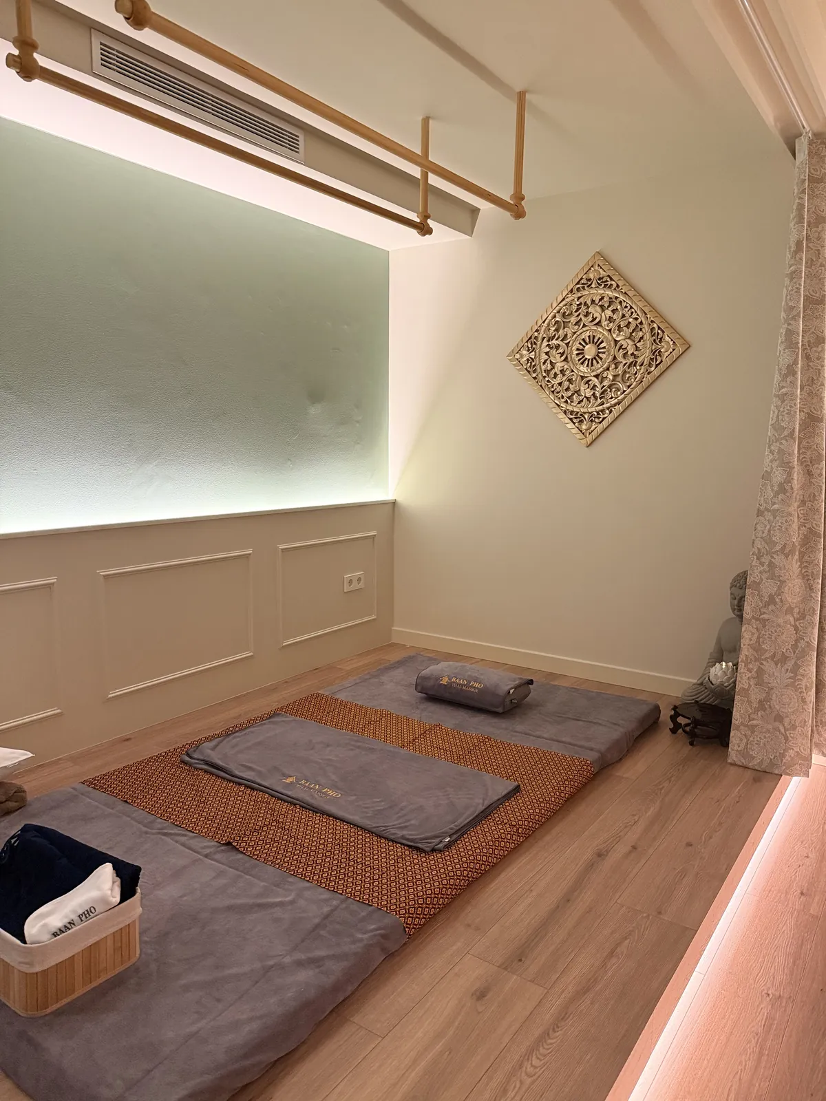 Sala de futón para masaje tailandés tradicional